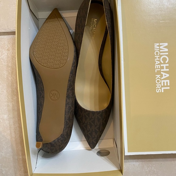 MICHAEL Michael Kors Alina
Flex Kitten Pump (Brown) Size8,new - Picture 6 of 8